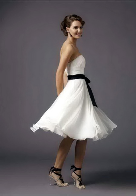 короткое белое свадебное платье и черные босоножки