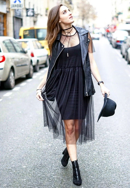 Модный лук: черное платье-двойка длины миди с короткими рукавами, черный кожаный жилет, черные замшевые ботильоны и черная фетровая шляпа