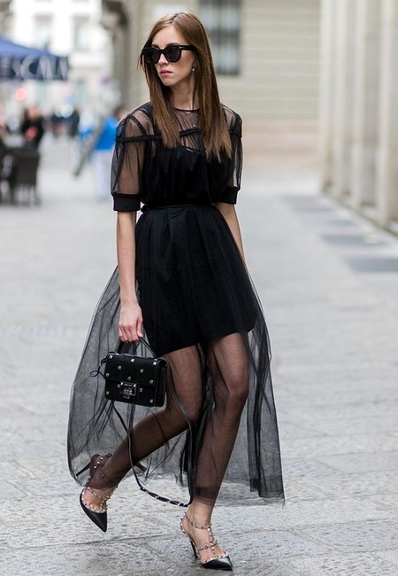 Модный лук: пышное черное платье-двойка, маленькая черная сумка-портфель, черные туфли на шпильке с ремешками, темные солнцезащитные очки и серьги-пусеты